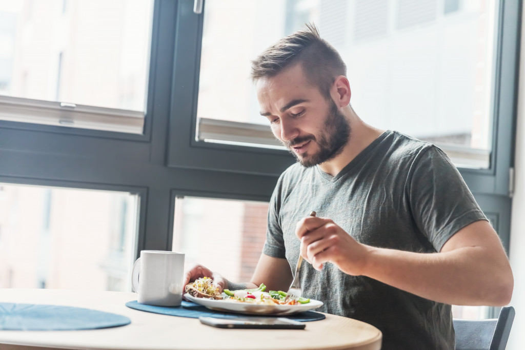 man eating lunch