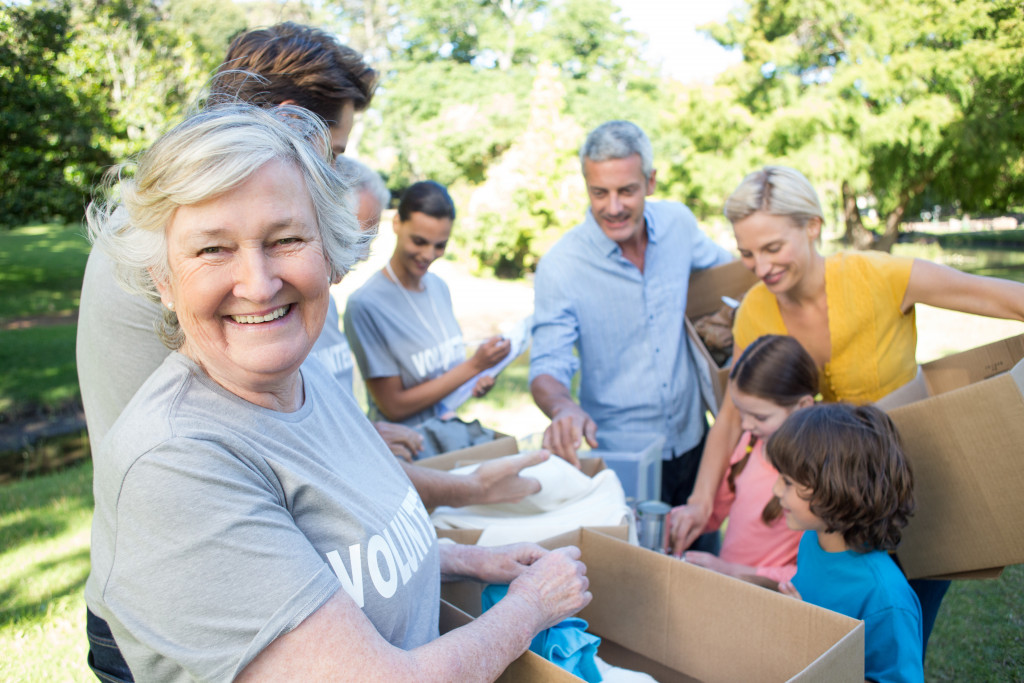 people volunteering